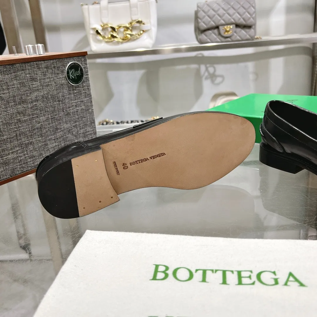 [BV] Top P: 860💰 Size: Female 35-39 (Female 40 custom-made) Male 39-44 (38.45 non-refundable) Bottega Veneta 2025 Autumn and Winter counter style! Small round toe loafers! Imported leather outsole! Imported open edge beaded cowhide! Solid color Niuli!